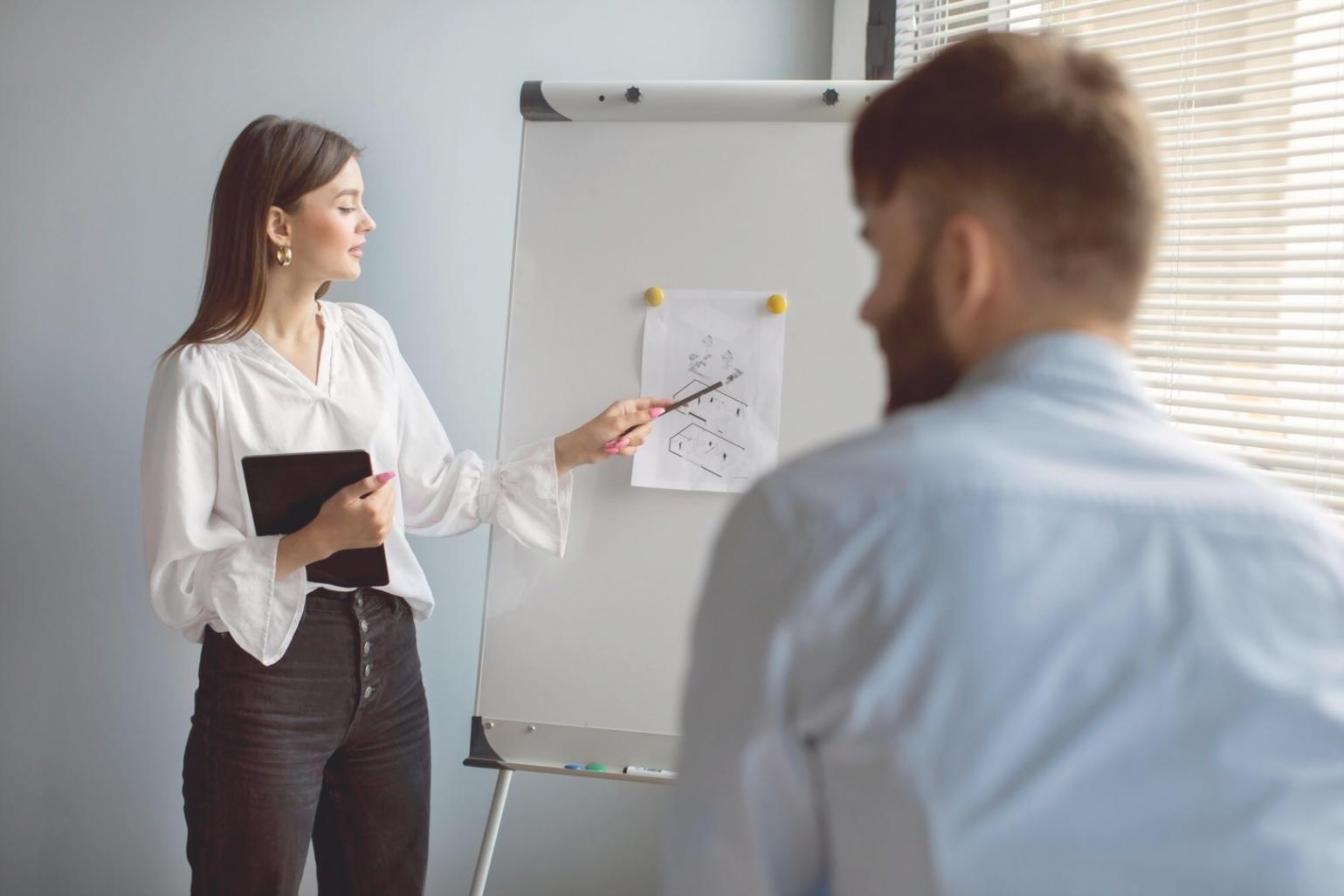 Professioneller Videoarbeitsplatz mit mehreren Monitoren und Schnittprogramm