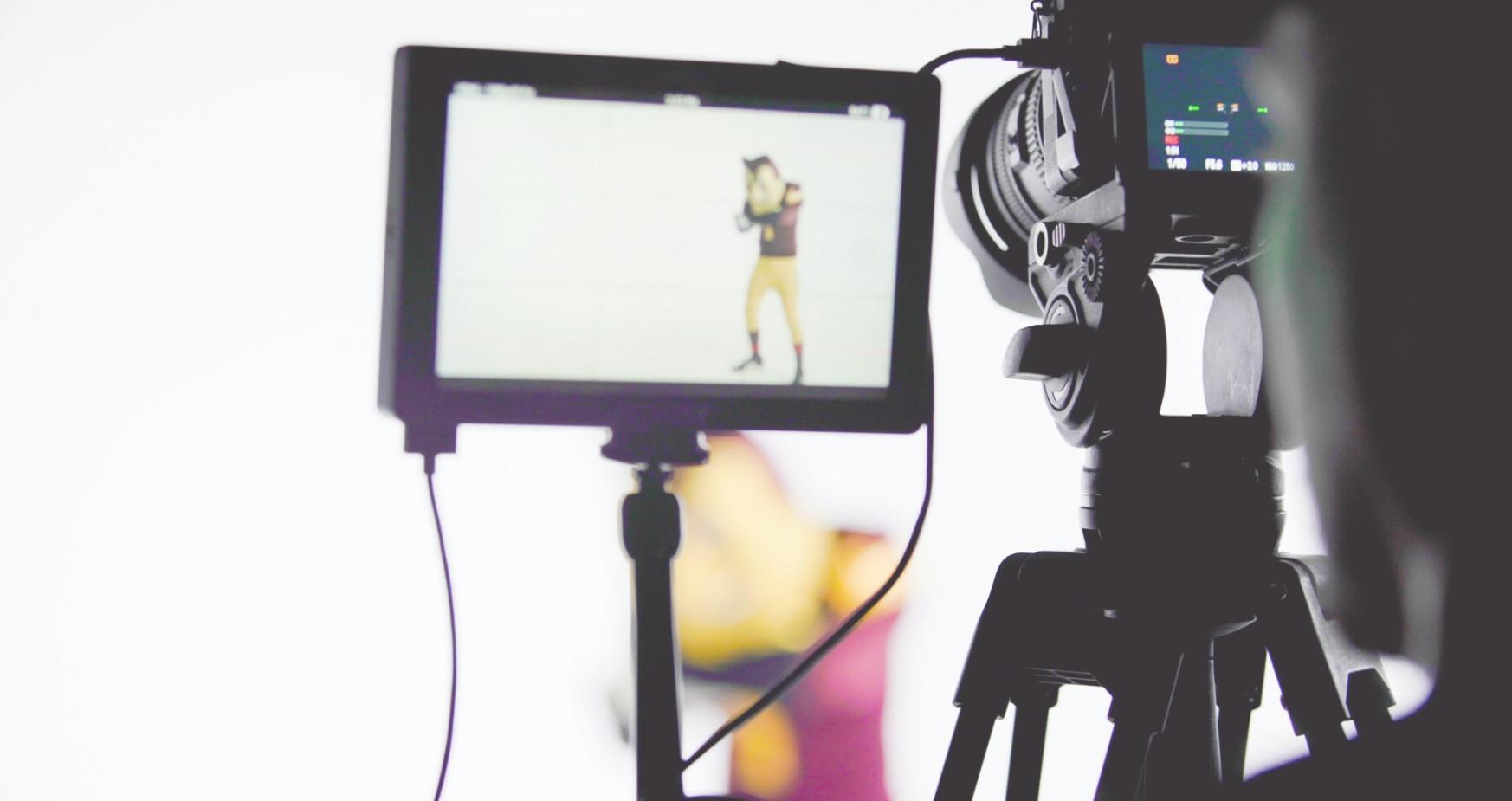 Professioneller Videobearbeitungs-Arbeitsplatz mit mehreren Bildschirmen